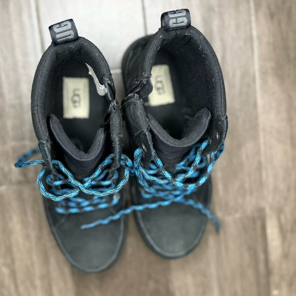 UGG Kids Black UGG®
Kids' Robley Waterproof Boot with Blue Laces